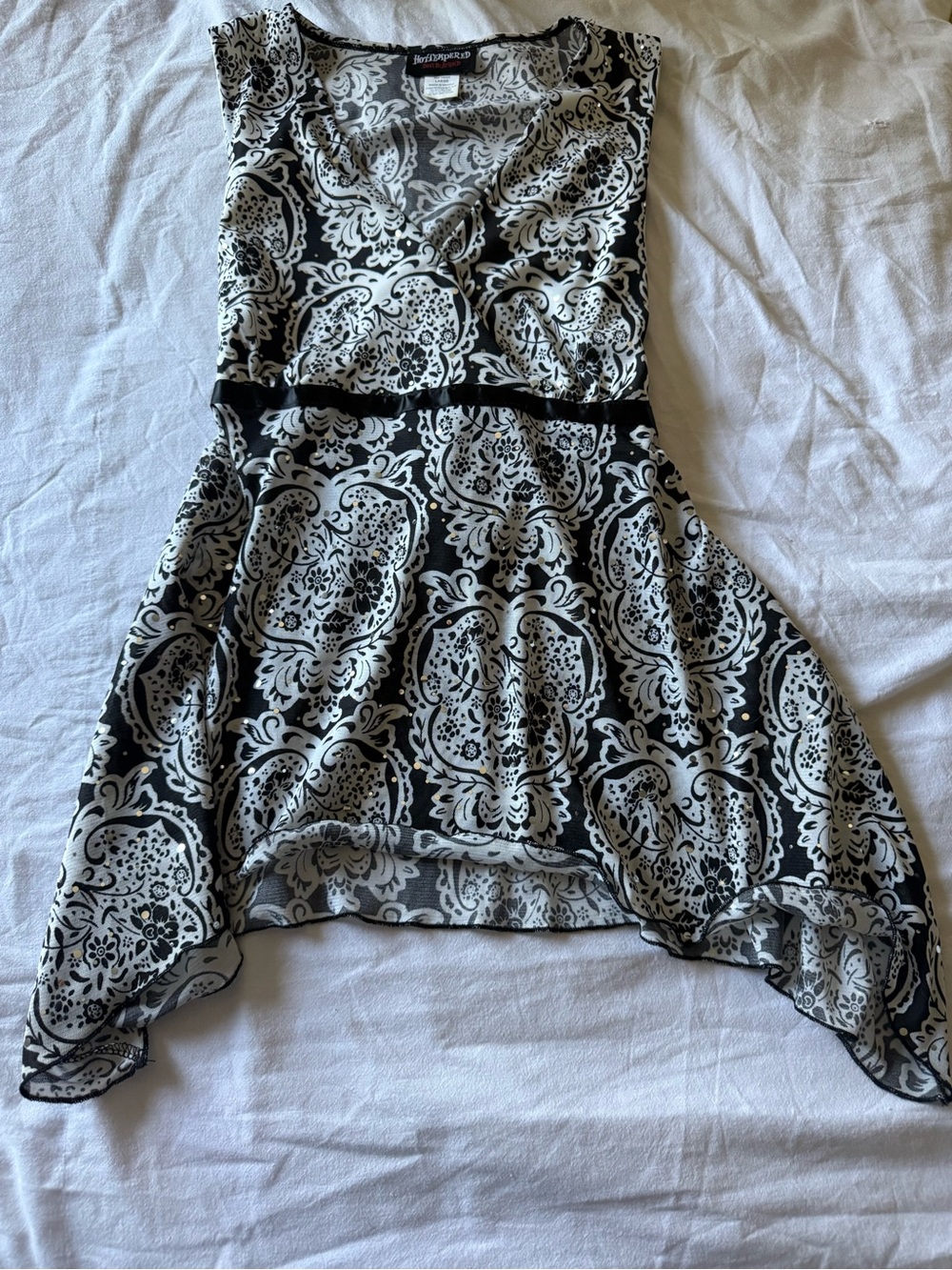 Vintage Y2K Black and White Paisley Handkerchief Hem Tank Top - Sleeveless